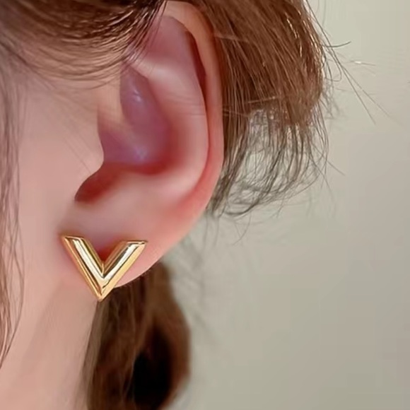 V Shaped Earrings Designer Look Gold Plated - Picture 3 of 4